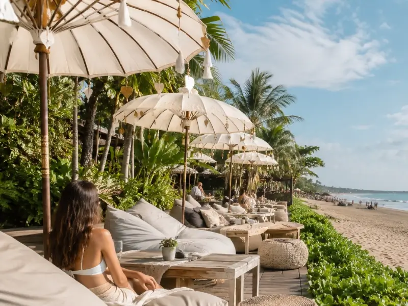 Area lounge tepi pantai di Pantai Seminyak Bali dengan suasana santai pada siang hari