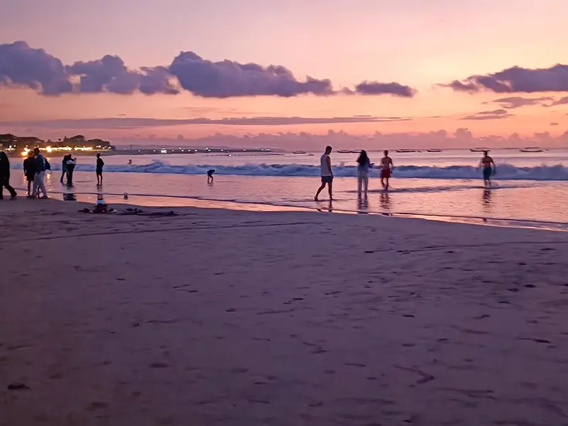 Kelebihan dan Kekurangan Pantai Kuta Bali