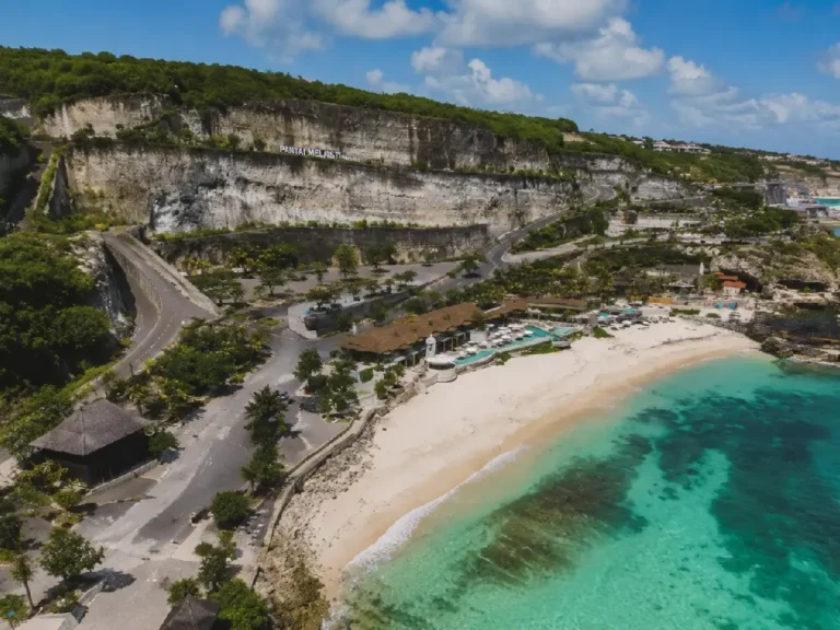 Pantai Melasti Bali dengan tebing kapur putih, pasir putih, dan laut biru jernih