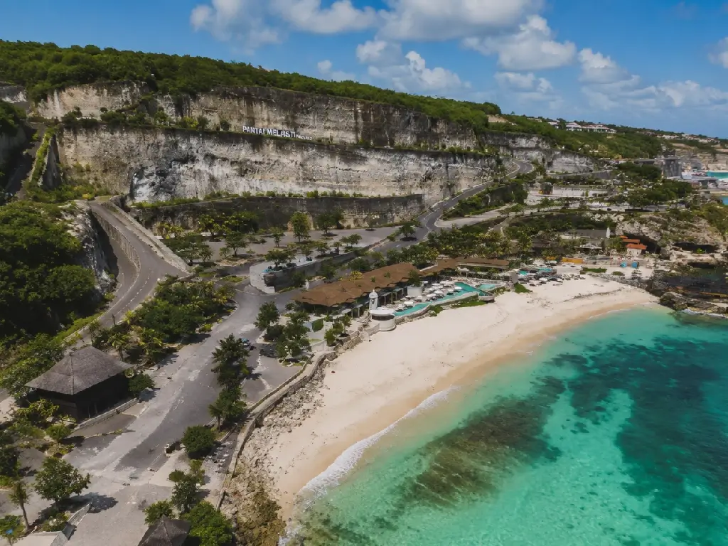 Pantai Melasti Bali: Surga Tebing Putih yang Wajib Dikunjungi