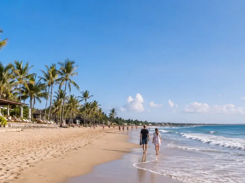 Suasana Pantai Seminyak Bali di siang hari dengan pengunjung berjalan di tepi pantai