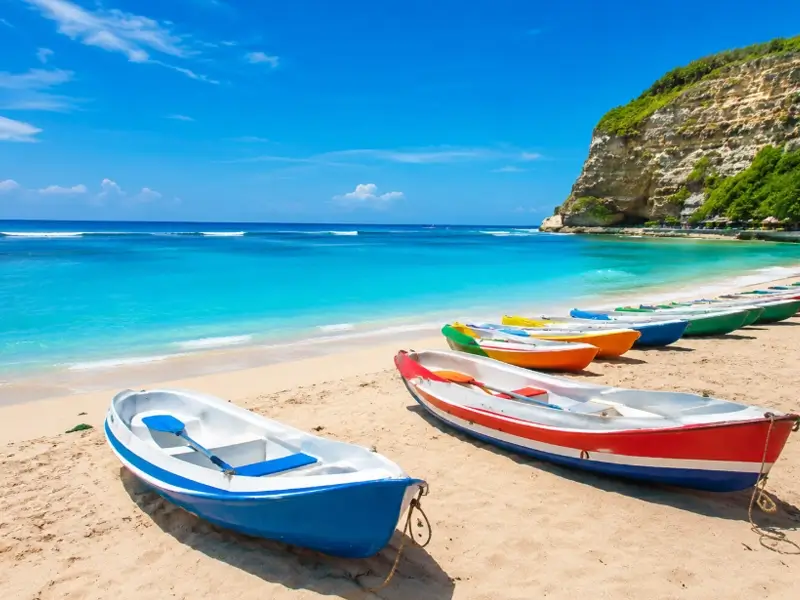 Deretan kano di pasir putih Pantai Pandawa Bali dengan pemandangan laut biru jernih