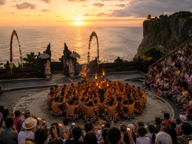 Pertunjukan Tari Kecak di Uluwatu Bali dengan latar pura dan tebing laut