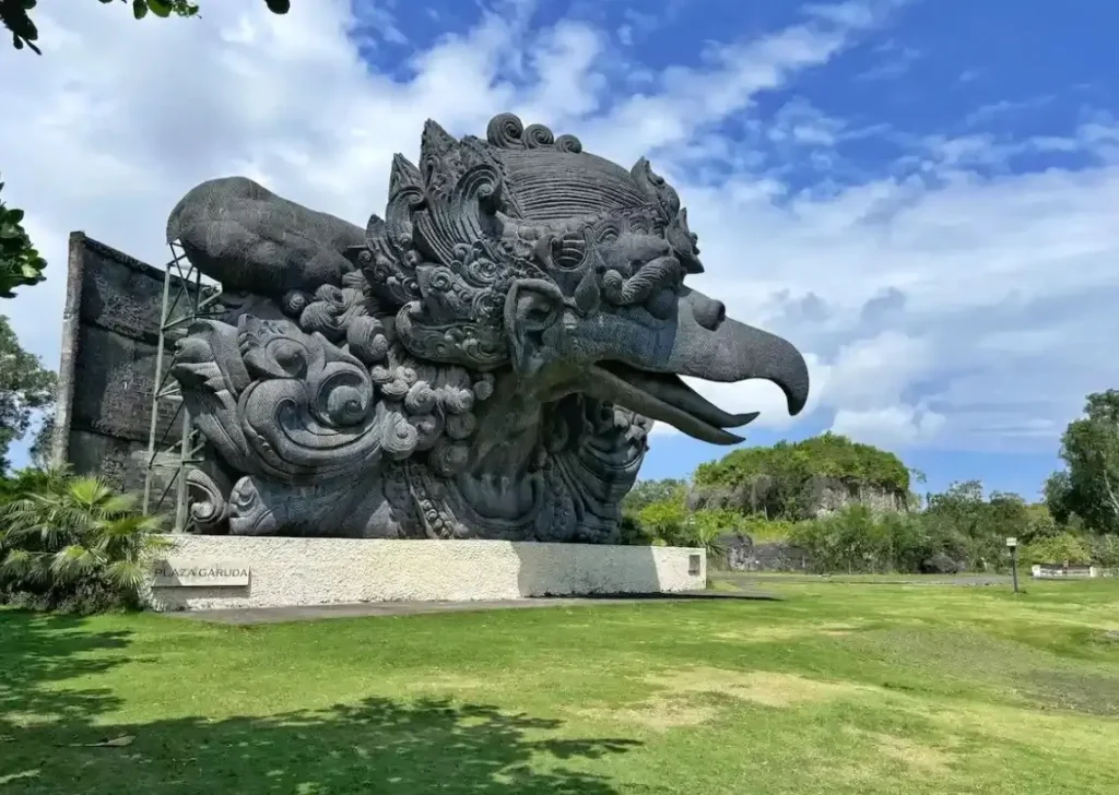Garuda Wisnu Kencana menarik karena menggabungkan patung monumental, taman budaya, pertunjukan seni, area foto, dan cerita mitologi dalam satu kawasan.