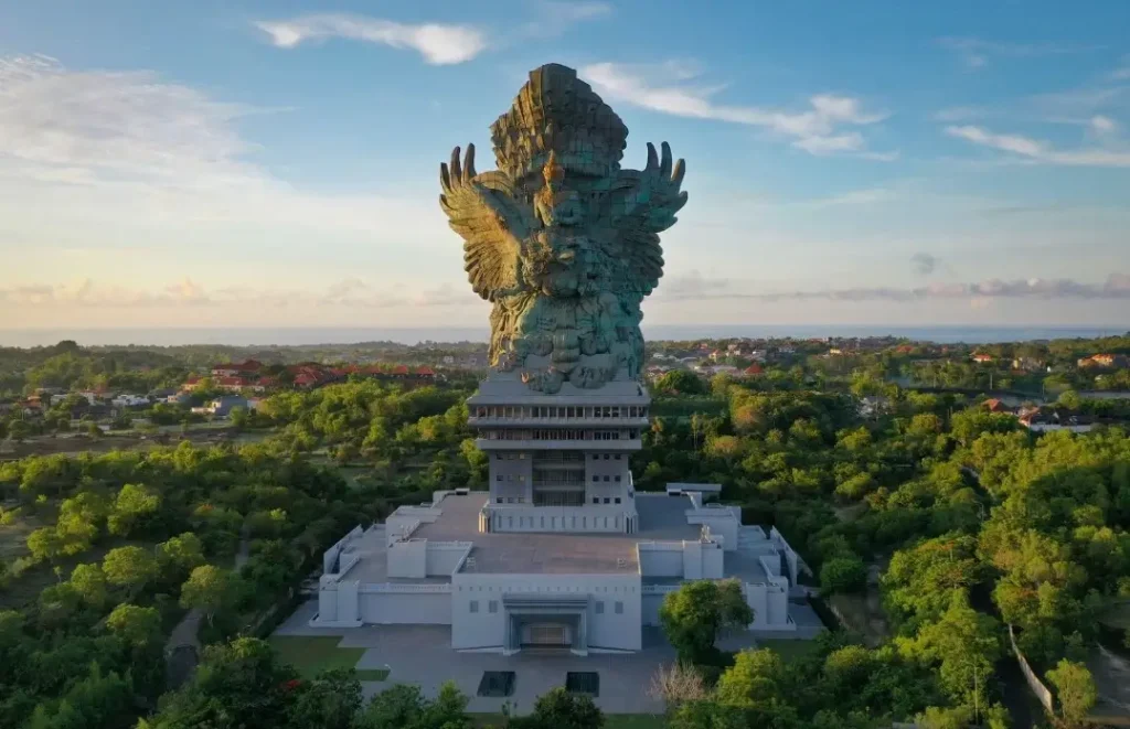 Garuda Wisnu Kencana berada di kawasan Ungasan, Bali Selatan. Lokasinya cukup strategis untuk kamu gabungkan dengan rute Jimbaran, Uluwatu, Pantai Melasti, atau Nusa Dua.