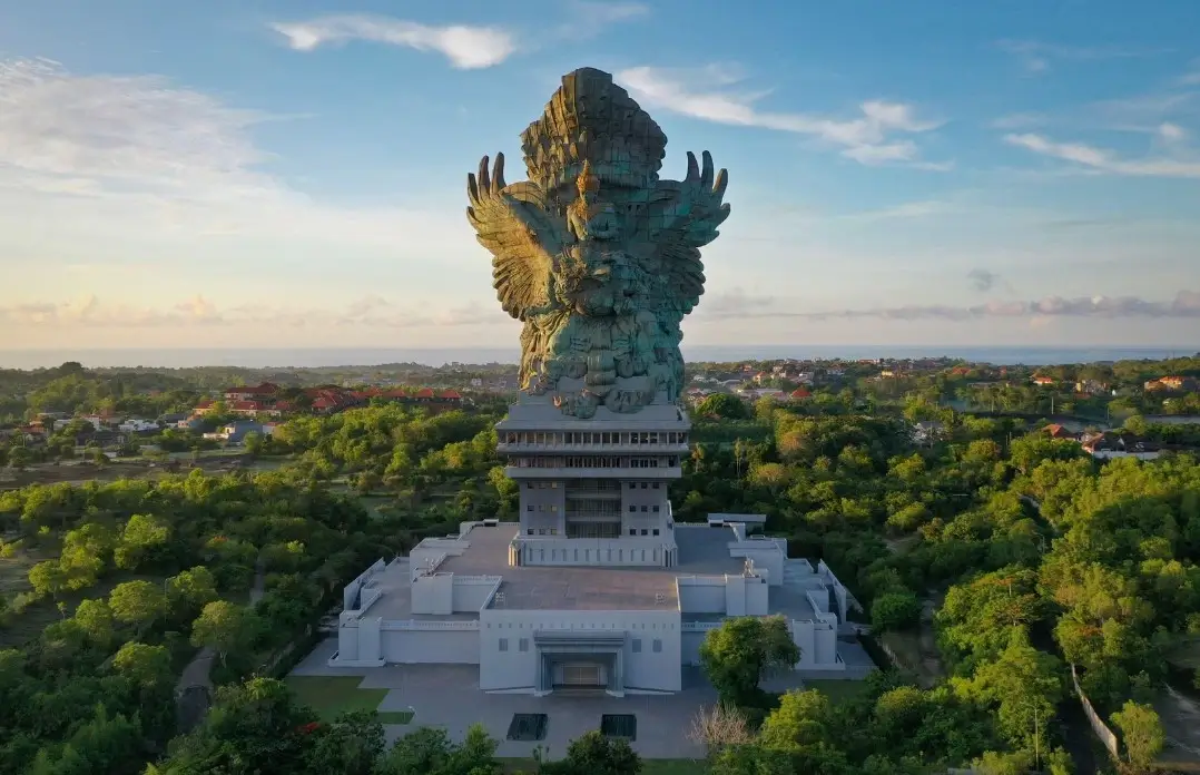 Garuda Wisnu Kencana berada di kawasan Ungasan, Bali Selatan. Lokasinya cukup strategis untuk kamu gabungkan dengan rute Jimbaran, Uluwatu, Pantai Melasti, atau Nusa Dua.